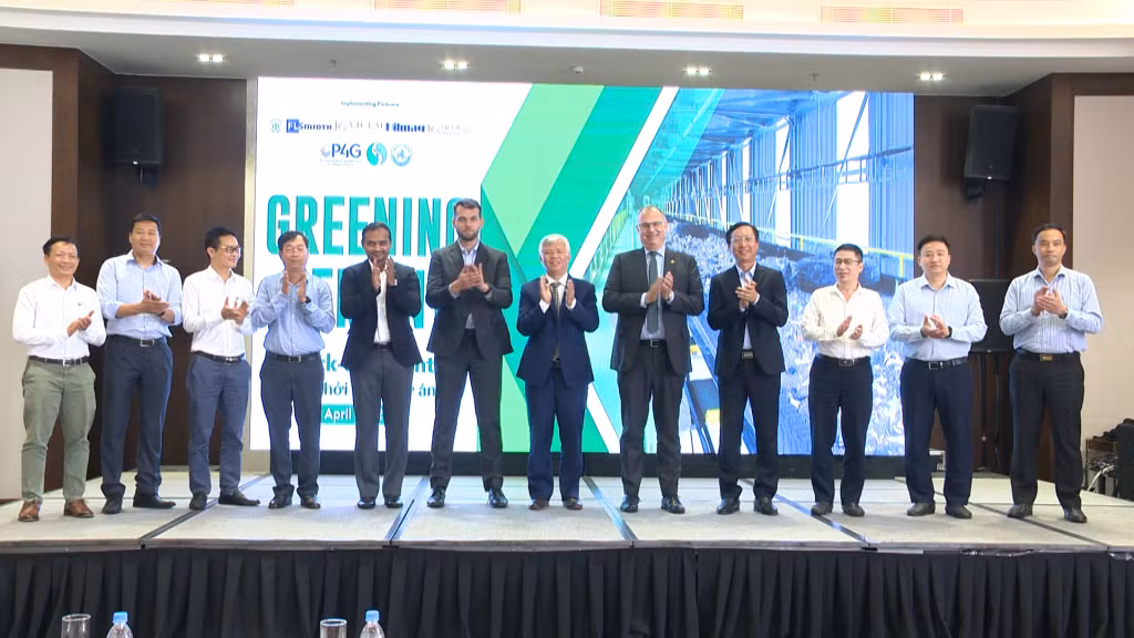 Các đại biểu khởi động dự án Quan hệ đối tác “Xi măng xanh - Greening Cement” tại Vicem Hạ Long.