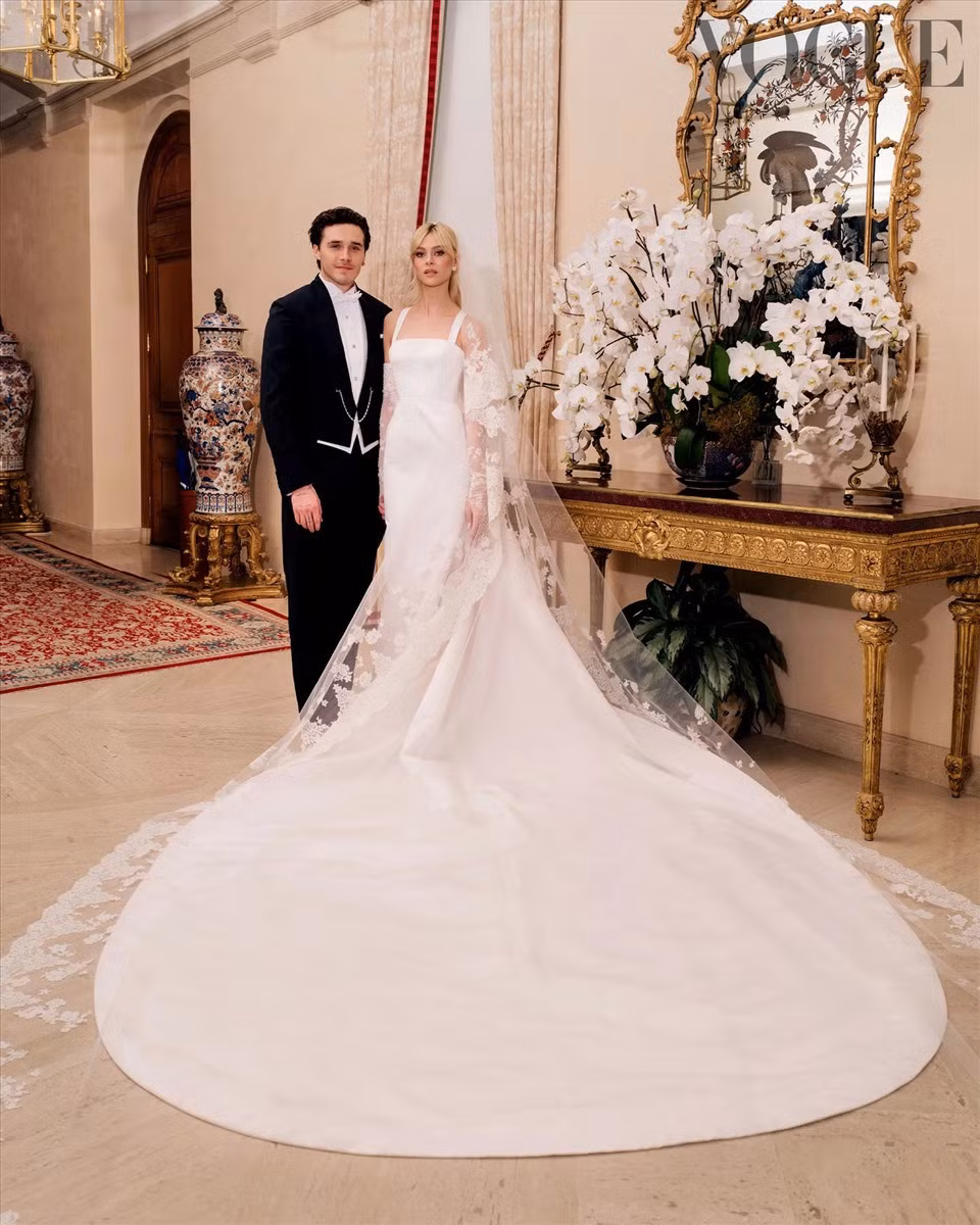 Brooklyn Beckham và Nicola Peltz sang trọng trong lễ phục ngày cưới. Ảnh: Vogue.