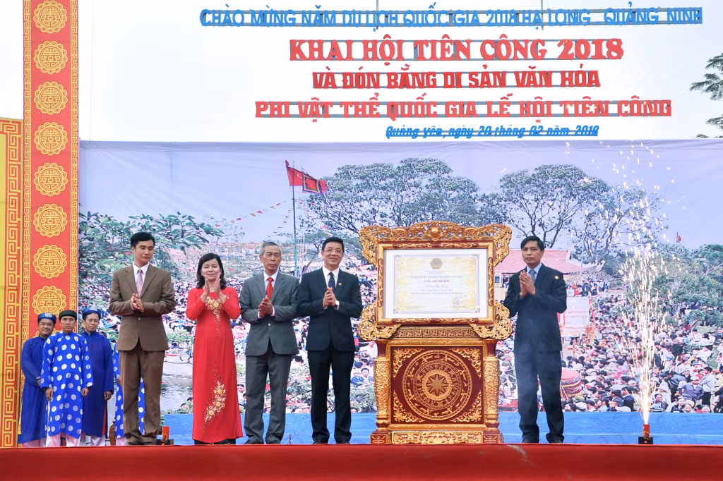 Thừa uỷ quyền của Bộ trưởng Bộ VH,TT&amp;DL, đồng chí Vũ Văn Diện, Phó Chủ tịch UBND tỉnh trao Bằng công nhận Di sản văn hoá phi vật thể quốc gia Lễ hội Tiên Công cho lãnh đạo địa phương (2-2018). Ảnh: Phan Hằng