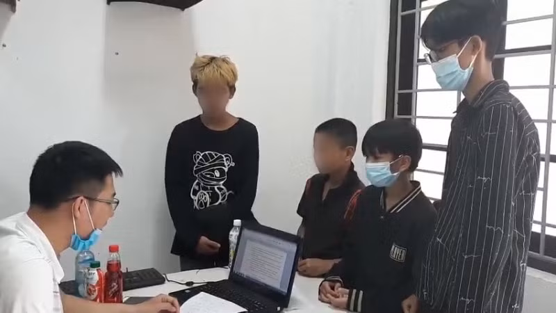 Nhóm thiếu niên đập phá máy bán hàng tự động.