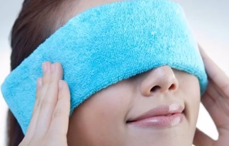 Chườm ấm cho đôi mắt là một trong những cách khắc phục tình trạng khô mắt, đỏ mắt khi ngồi máy tính nhiều - Ảnh Internet.