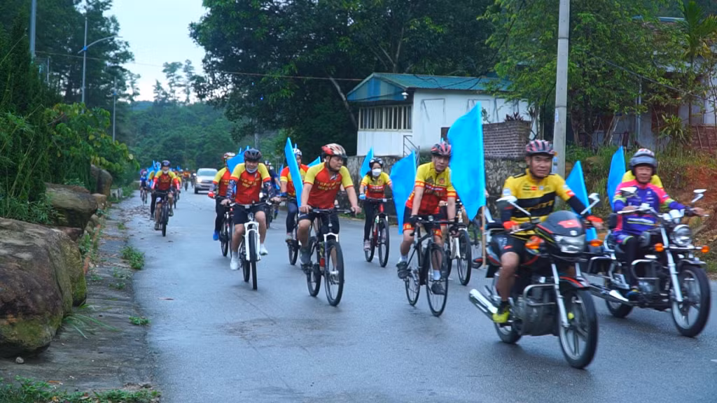 Diễu hành xe đạp hưởng ứng chương trình Uông Bí chào hè 2022.