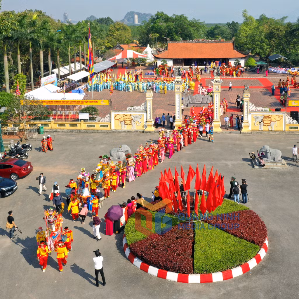 Đoàn rước thần được tổ chức trật tự, trang nghiêm (4-2022). Ảnh: Dương Văn Toàn