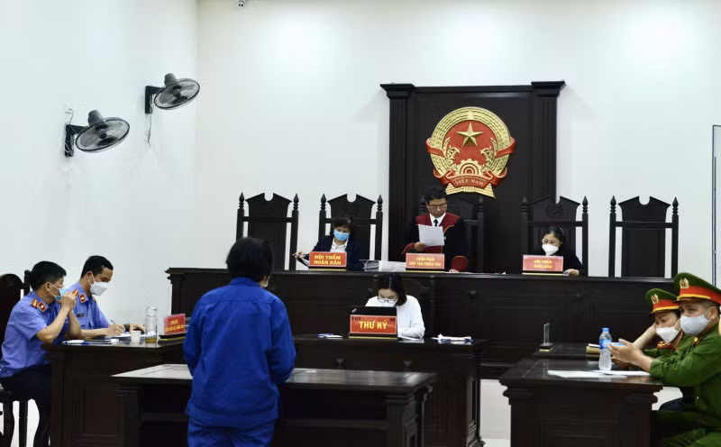 Hội đồng xét xử tuyên phạt bị cáo Lê Thị Thu Hương mức án 21 tháng tù.