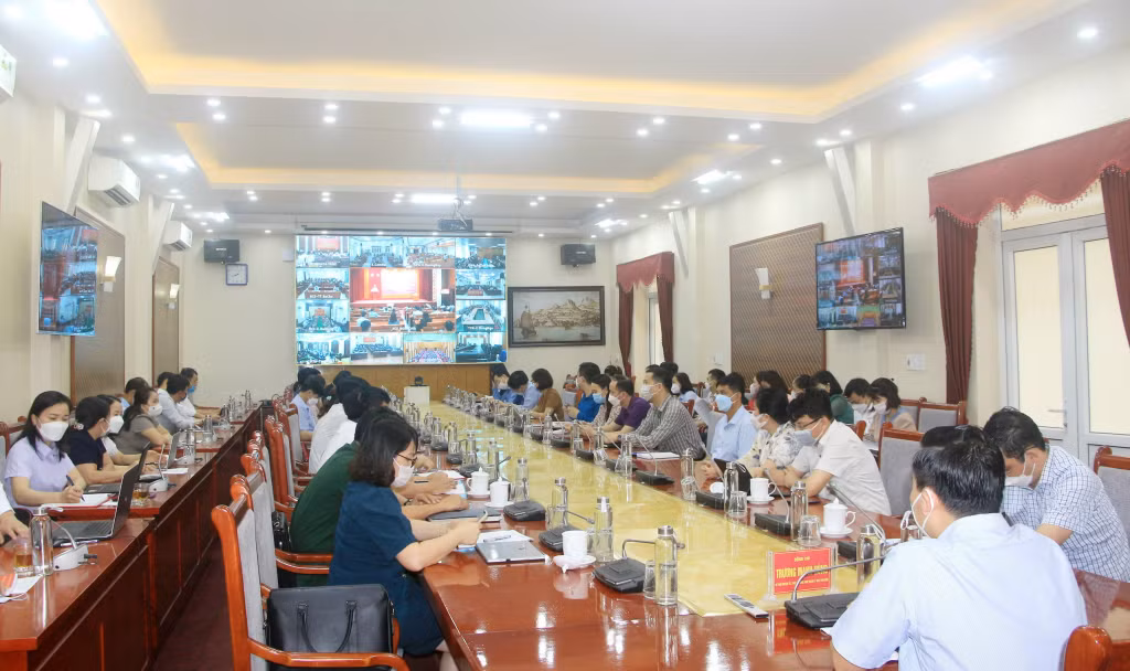Cán bộ chủ chốt huyện Vân Đồn dự Hội nghị trực tuyến học tập, quán triệt triển khai phát biểu của Tổng Bí Thư Nguyễn Phú Trọng tại điểm cầu huyện Vân Đồn.