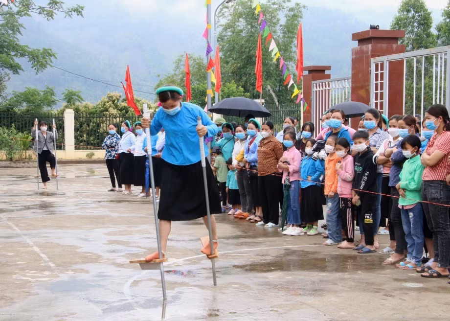Người dân hào hứng tham gia trò chơi đi cà kheo...