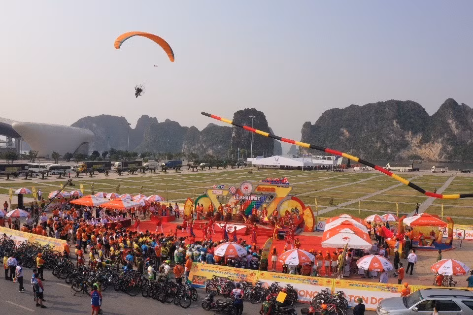Quang cảnh Lễ khai mạc Giải Đua xe đạp toàn quốc Cúp Truyền hình Thành phố Hồ Chí Minh năm 2022 “Non sông liền một dải - Niềm tin chiến thắng”.