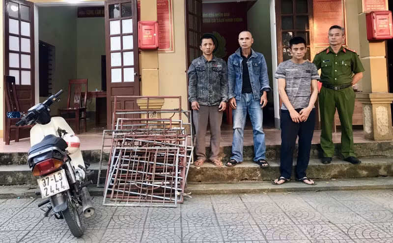 Các đối tượng cùng tang vật tại trụ sở Công an xã Nam Cát