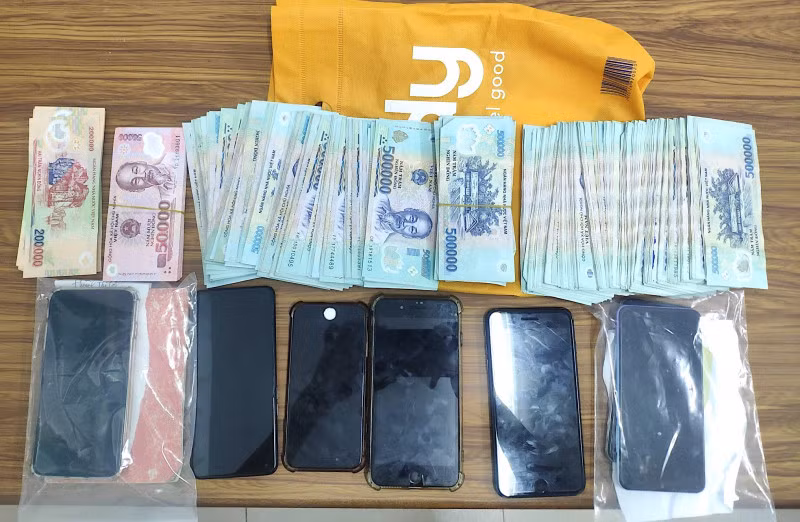 Hàng trăm triệu đồng và các tang vật liên quan đến vụ án.