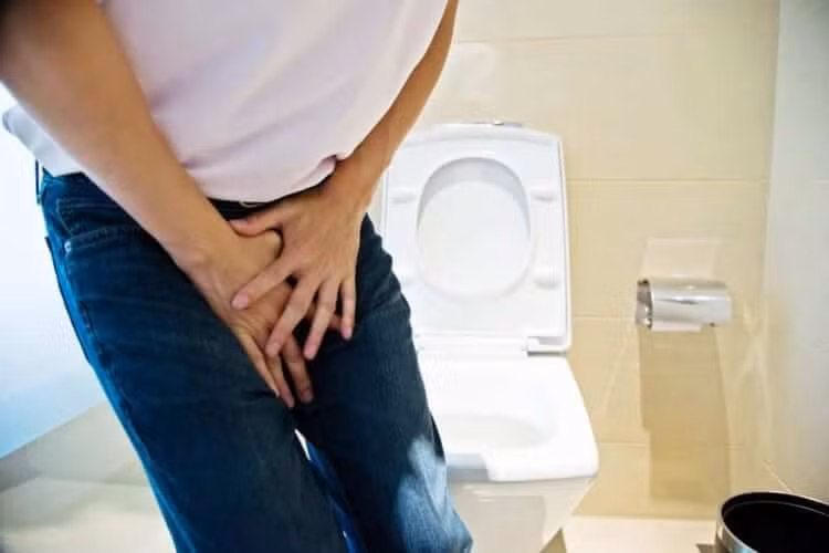 Nhịn tiểu để cố hoàn thành nốt công việc rất có hại cho sức khỏe đặc biệt là viêm đường tiết niệu - Ảnh Internet