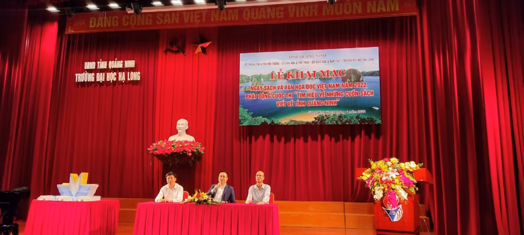 Diễn giả trao đổi về chủ đề "Sách trong kỷ nguyên số".