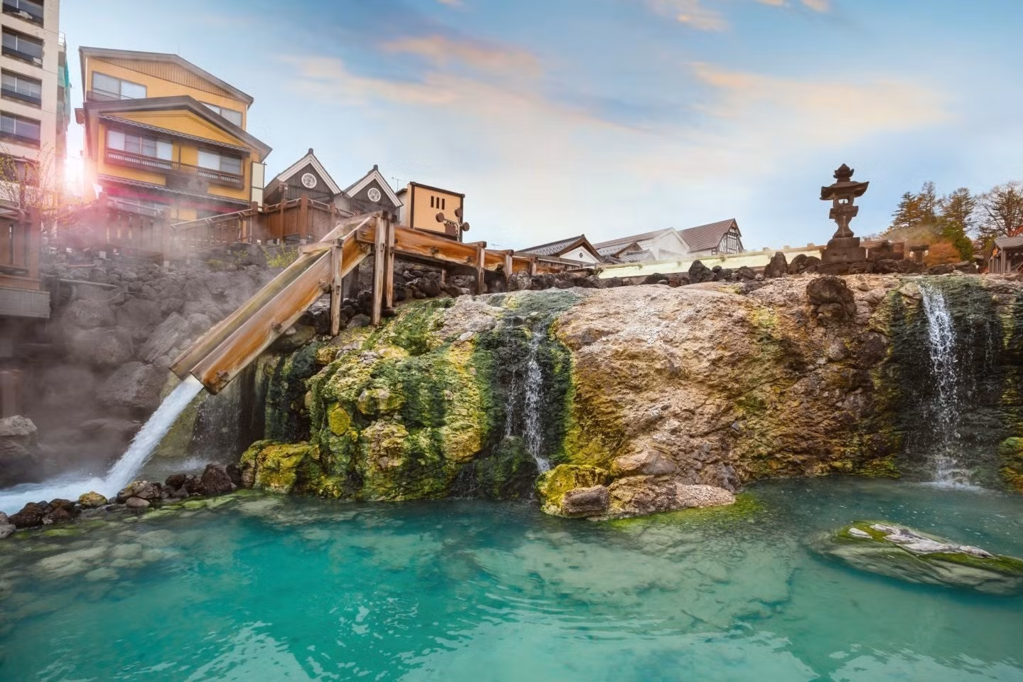 Kusatsu Onsen (Nhật Bản) - Nước ở đây được biết đến là có tính axit và nhiệt độ thay đổi từ 51ºC đến 94ºC. Mặc dù mọi người không thể ngâm mình trong suối nước nóng này nhưng đây vẫn được coi là một trong những suối nước nóng đẹp nhất thế giới.