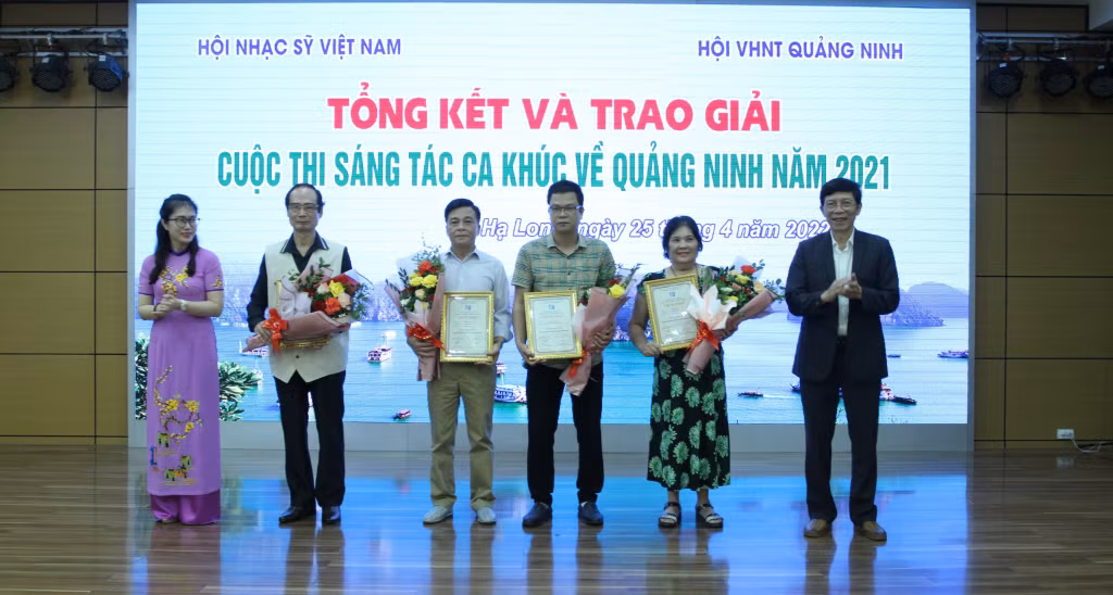 Các tác giả được trao giải ba.