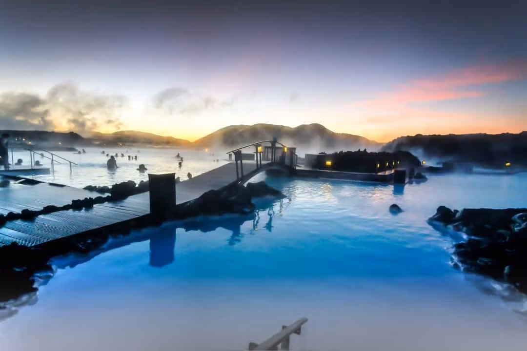 Blue Lagoon (Iceland) - Blue Lagoon quả thực là một spa nước nóng ngoài trời thực sự. Blue Lagoon thu hút hàng nghìn khách du lịch mỗi năm không chỉ vì vẻ đẹp tự nhiên mà còn vì đặc tính chữa bệnh của suối nước nóng, độ nóng của nước có thể lên tới 40ºC.