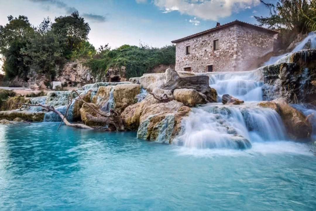 Terme di Saturnia (Ý) - Terme di Saturnia đón hàng nghìn lượt khách du lịch mỗi năm vì nước ở đây có đặc tính trị liệu tốt cho sức khỏe. Đặc biệt, suối nước nóng Terme di Saturnia càng thêm ấn tượng khi được tô điểm bởi những thác nước xung quanh và cảnh quan vô cùng ngoạn mục.