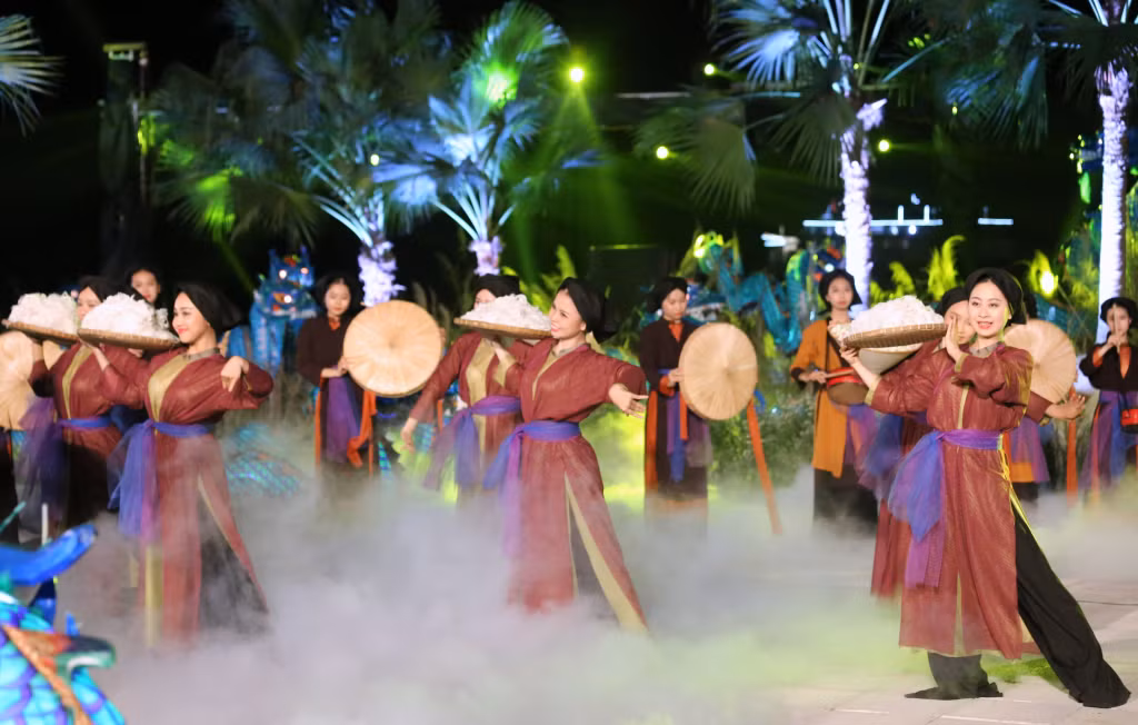 Trang phục áo tứ thân, nón quai thao, khăn mỏ quạ của miền Bắc...