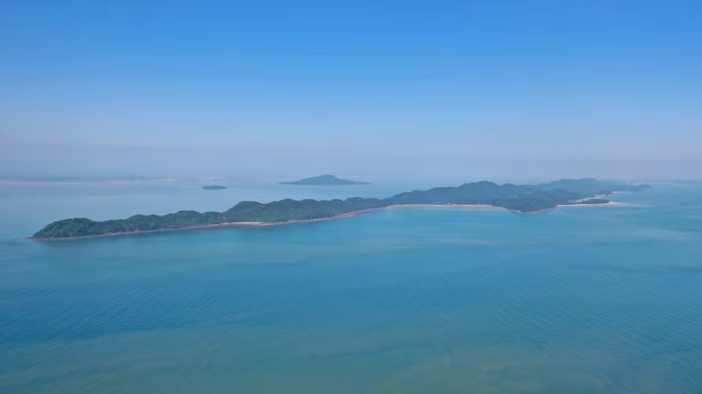 Đảo Cái Chiên nhìn từ xa, trên cao như một con trạch chắn sóng khổng lồ cho đất liền.