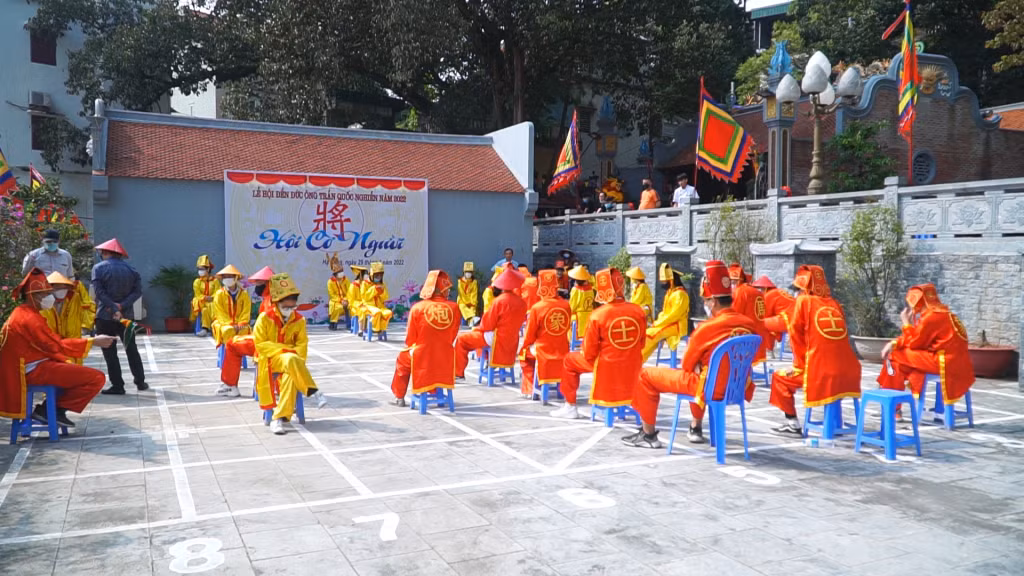 Hội cờ người - trò chơi dân gian hấp dẫn được tổ chức tại lễ hội.