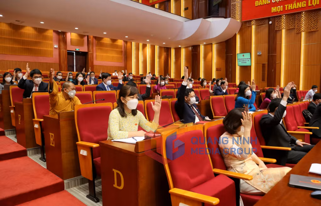 Các đại biểu HĐND tỉnh biểu quyết thông qua các Nghị quyết tại Kỳ họp thứ 7.