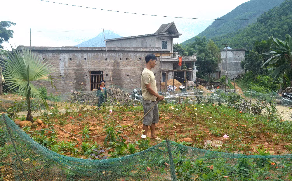 Từ nguồn hỗ trợ của Nhà nước,các hộ dân thôn Khe Mằn, xã Đồn Đạc đã giúp xóa nhà tạm, lại bảo nhau trồng hoa tạo cảnh quan môi trường
