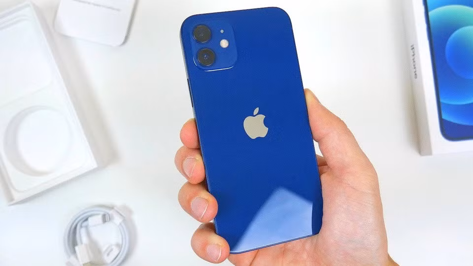 Giá iPhone 12 được điều chỉnh giảm sâu, còn khoảng 16,5-17,5 triệu đồng. Ảnh: Techdaily.