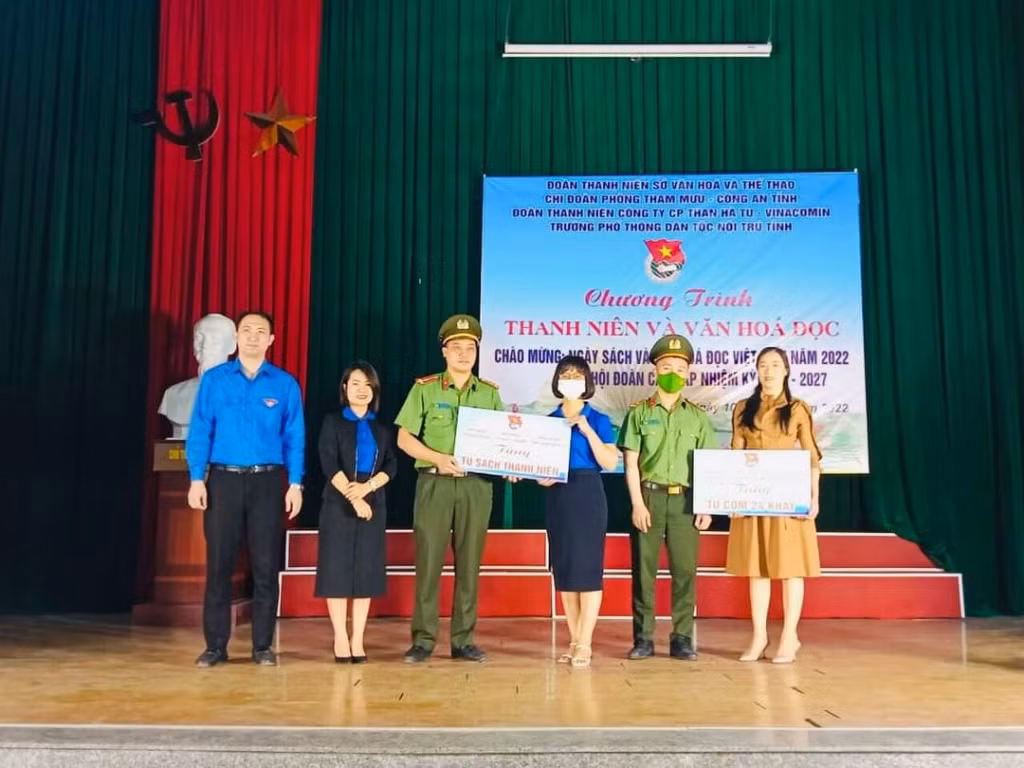 Trao tặng tủ sách tri thức cho Trường Phổ thông Dân tộc nội trú tỉnh với hơn 300 bản sách và 50 thẻ thư viện số tại chương trình "Thanh niên và Văn hóa đọc".