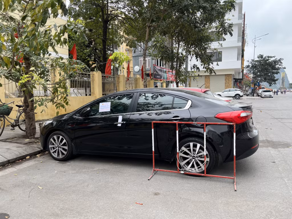 ... nhưng vẫn nhiều phương tiện vi phạm và bị lực lượng chức năng khóa bánh.