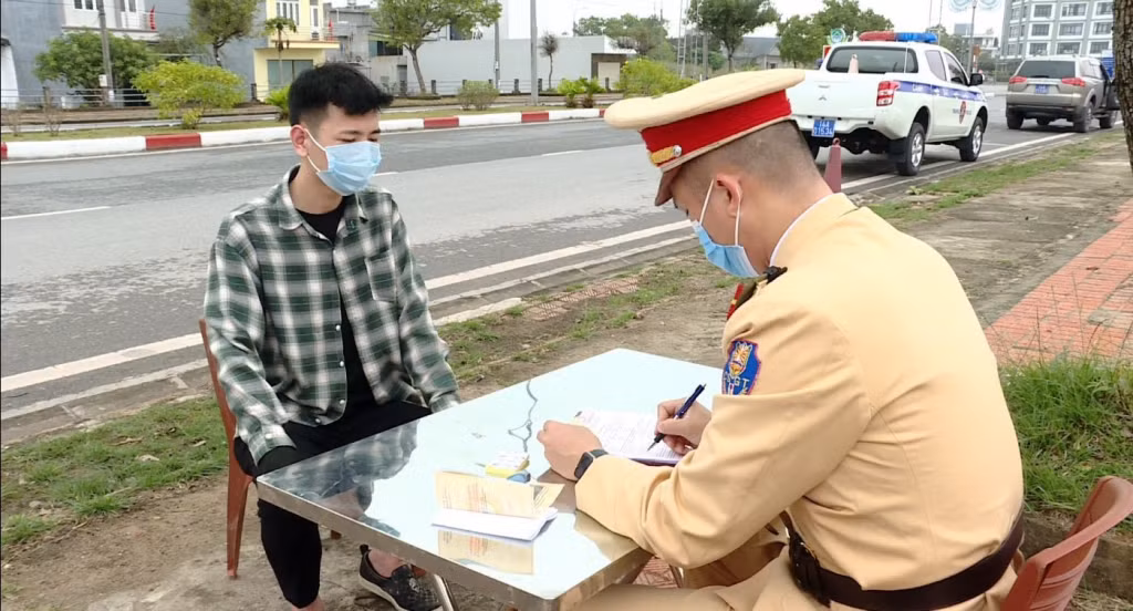 Cán bộ Đội CSGT số 2, Phòng CSGT đường bộ, đường sắt (Công an tỉnh) lập biên bản xử phạt người vi phạm luật giao thông trên QL18 đoạn đi qua địa bàn TP Cẩm Phả.