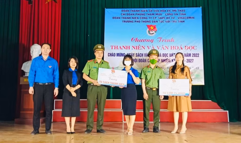 Các đơn vị tặng sách trong Chương trình “Thanh niên và Văn hóa đọc”. Ảnh: Nguyễn Phương Thảo ̣CTV
