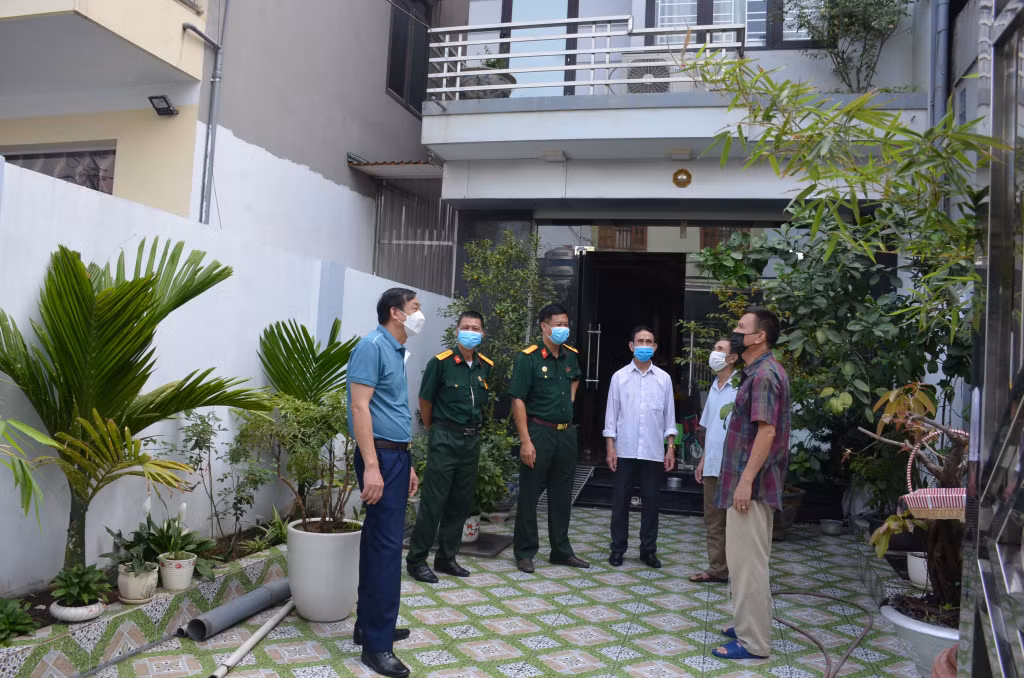 Sau khi hiến đất làm đường, gia đình ông Lã Bắc Nam (ngoài cùng, bên phải), khu 5, phường Hà Trung (TP Hạ Long) đã đầu tư hơn 40 triệu đồng để làm lại cổng, tường rào, sân.