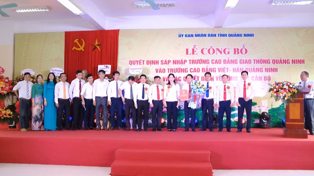 Hội đồng Trường Cao đẳng Việt - Hàn Quảng Ninh gồm 15 thành viên.