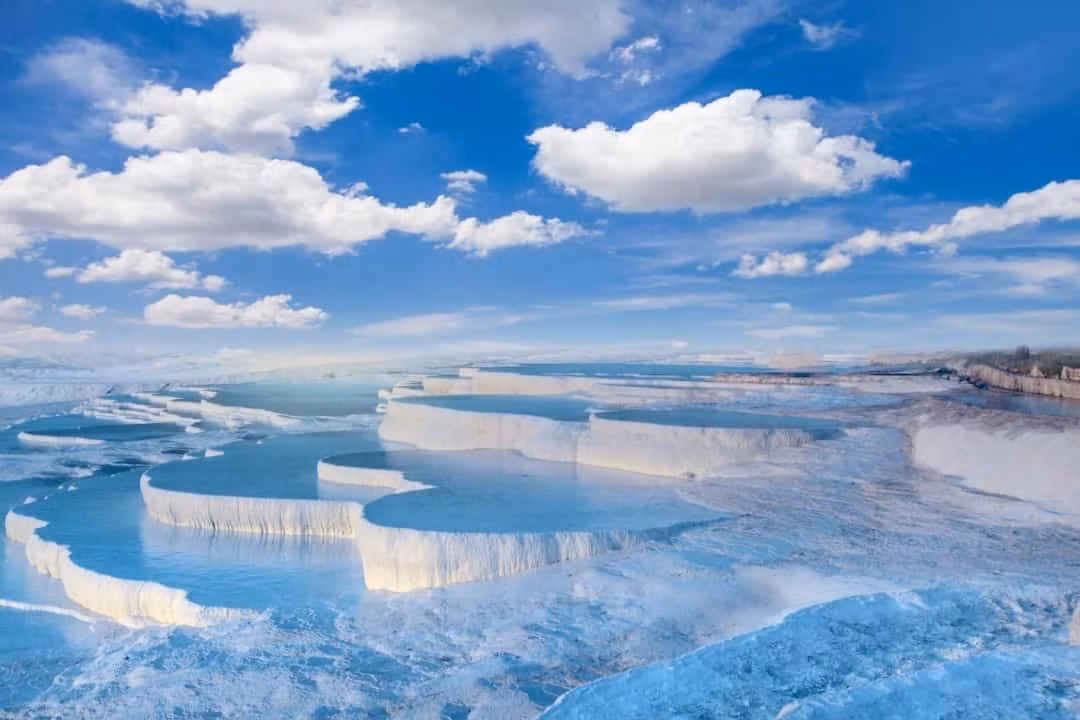 Pamukkale (Thổ Nhĩ Kỳ) - Pamukkale nổi tiếng với những suối nước nóng chứa nhiều muối khoáng, giống như những “ruộng bậc thang” đá vôi khổng lồ và ấn tượng trong nhiều thế kỷ. Đây là một trong những điểm tham quan nổi tiếng nhất của Thổ Nhĩ Kỳ và thu hút khách du lịch từ khắp nơi trên thế giới. Năm 1988, Pamukkale được UNESCO công nhận là Di sản thiên nhiên Thế giới.