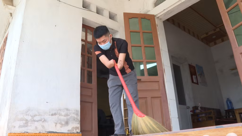 Hoàng Minh Sơn giúp mẹ quét dọn nhà cửa