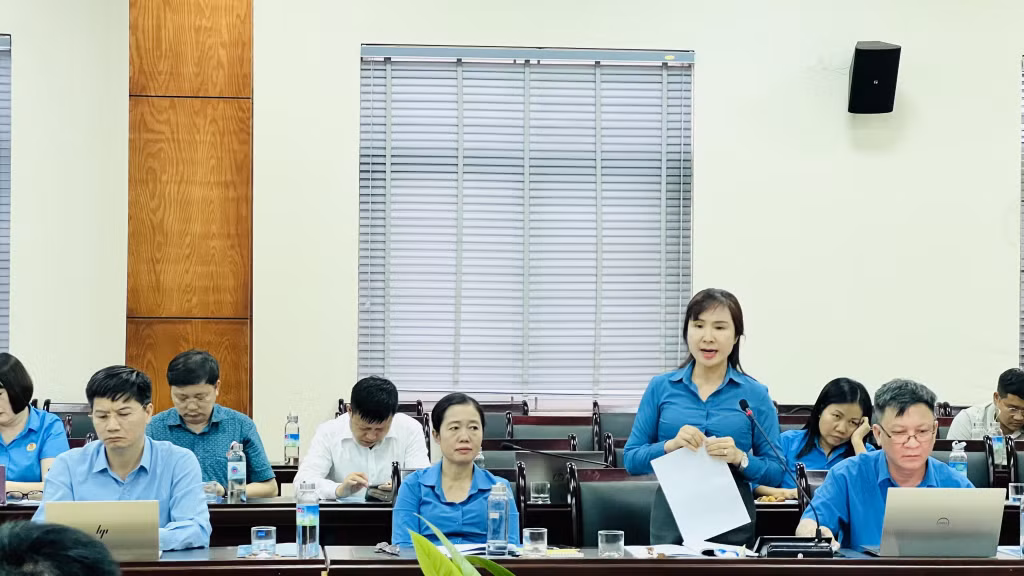 Bà Bùi Thị Hải Yến, Phó Chủ tịch Công đoàn Công ty Tuyển Than Cửa Ông phát biểu vấn đề liên quan đến nâng cao chất lượng ăn ca cho người lao động.