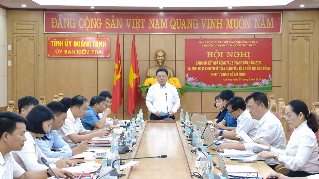 Đồng chí Nguyễn Đức Thành, Ủy viên Ban Thường vụ, Chủ nhiệm Ủy ban Kiểm tra Tỉnh ủy, quán triệt nội dung sinh hoạt chuyên đề.