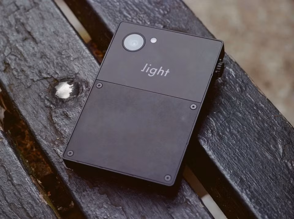 Light Phone III cũng bổ sung tính năng chụp ảnh với camera sau 50 MP, camera trước 8 MP. Theo nhà sản xuất, camera chủ yếu để gọi video và quét QR. Với nút chụp ảnh vật lý, người dùng sẽ có cảm giác như máy ảnh ngày xưa, chỉ ghi lại khoảnh khắc mà không bận tâm chỉnh sửa hay chia sẻ lên mạng xã hội.
