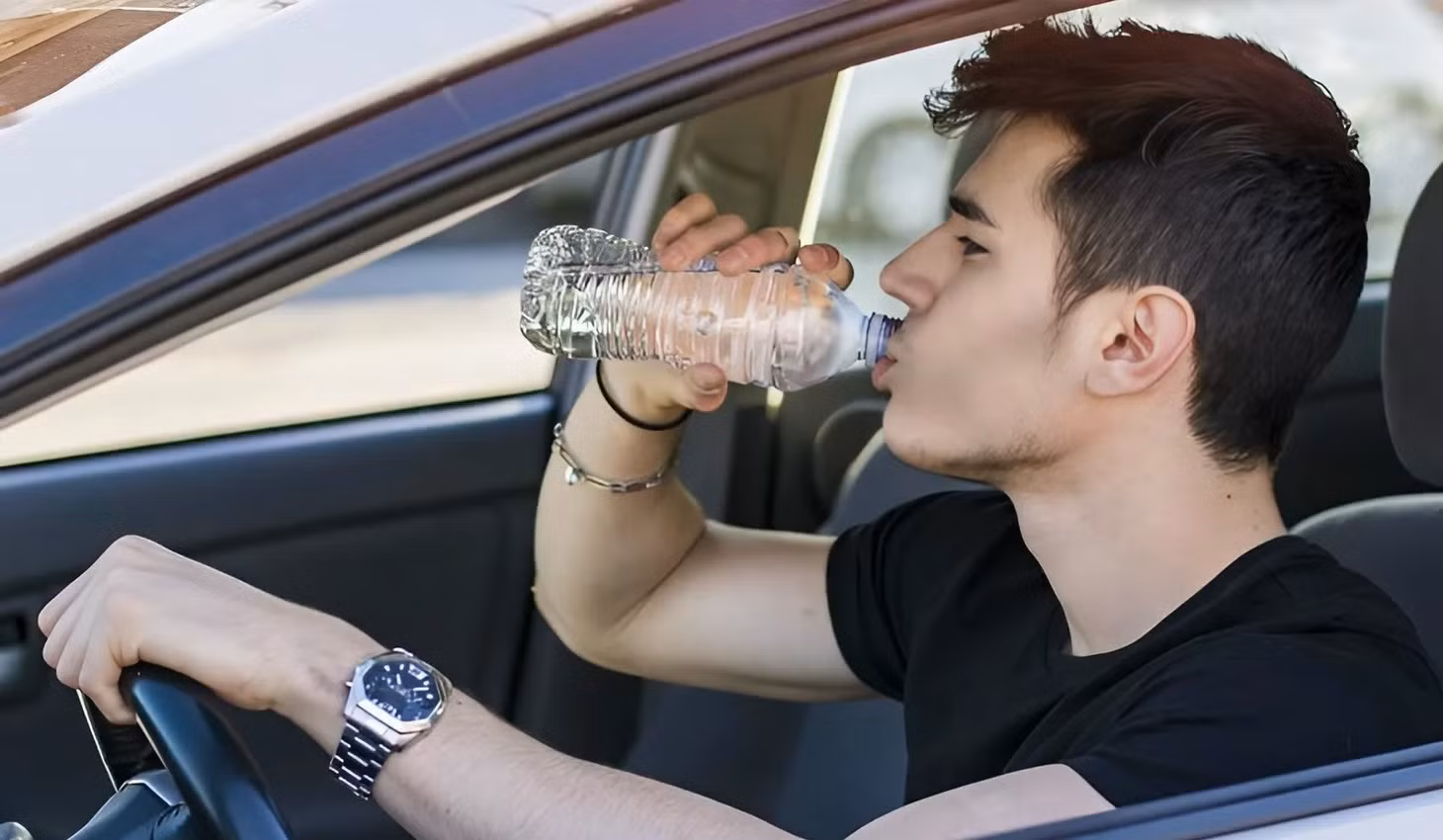 Các hoá chất trong nhựa dễ hoà lẫn vào nước dưới trời nóng, khiến nước đổi mùi vị. Ảnh: Safety Car