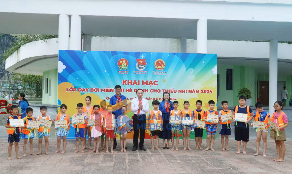 khai mạc lớp dạy bơi miễn phí cho thiếu nhi hè năm 2024
