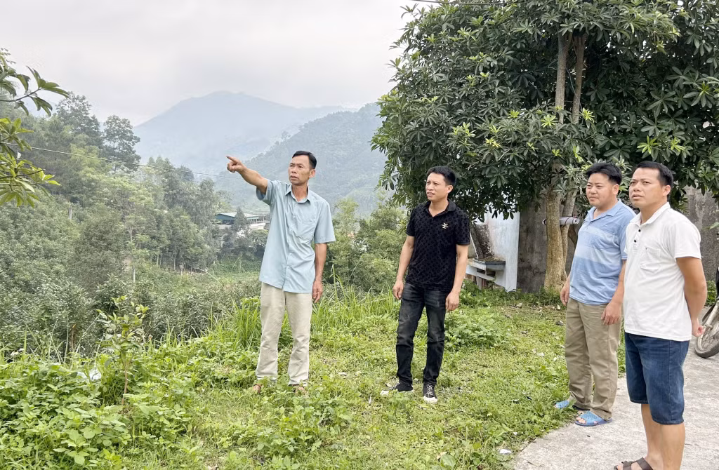 Cán bộ thôn Khe Ngàn, xã Đại Dực (huyện Tiên Yên) tuyên truyền, vận động nhân dân hiến đất, cây trồng để mở rộng tuyến đường nội thôn trong năm 2024. Ảnh: Trúc Linh