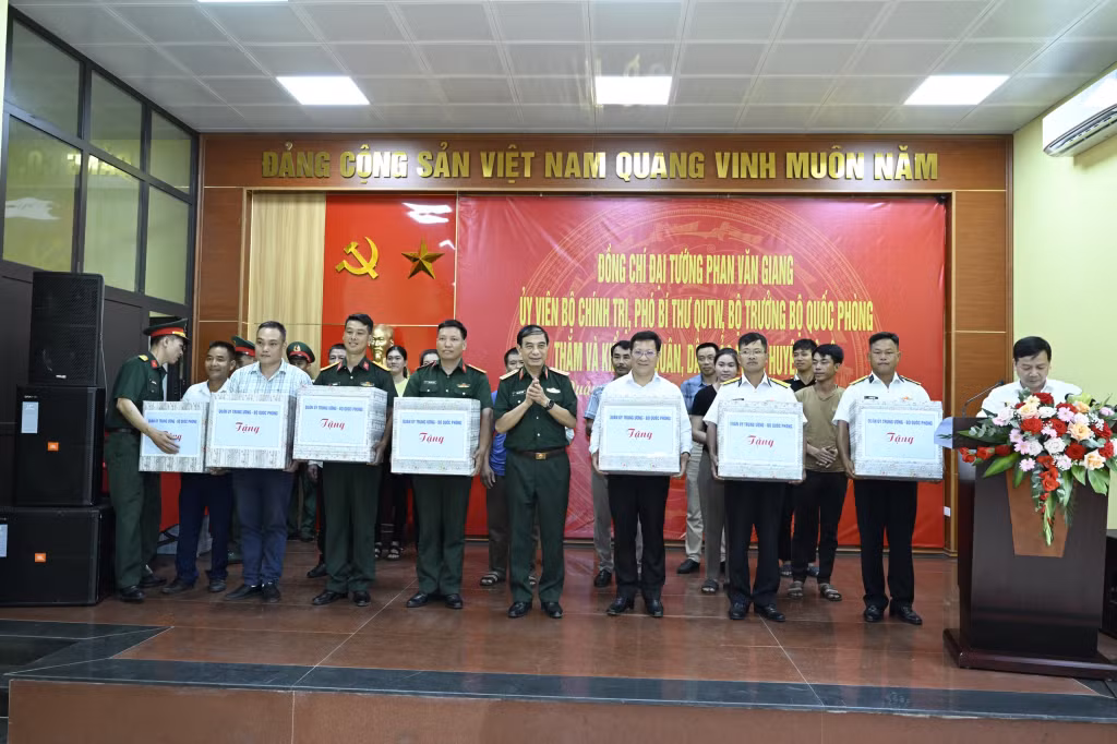 Đại tướng tặng quà cho Đảng bộ, chính quyền, nhân dân và các lực lượng vũ trang trên đảo Trần.