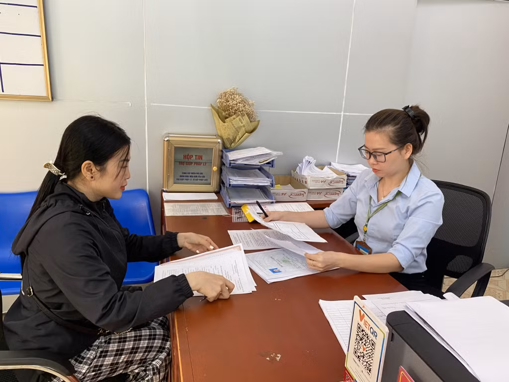 Cán bộ công chức xã Vũ Oai, TP Hạ Long tiếp nhận, giải quyết TTHC cho người dân,
