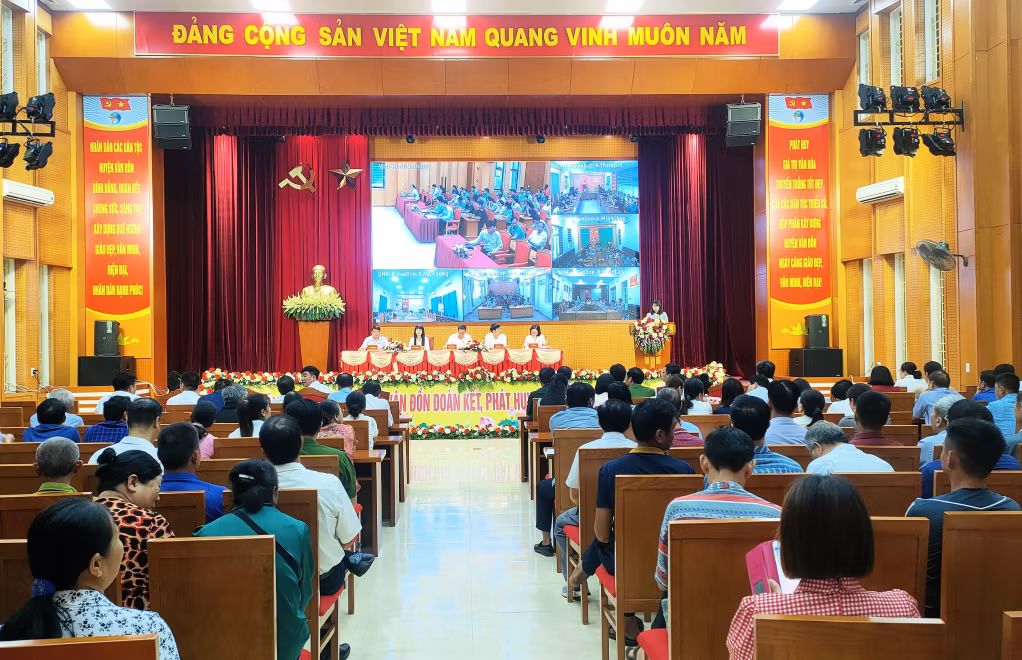 Quang cảnh buổi tiếp xúc cử tri.