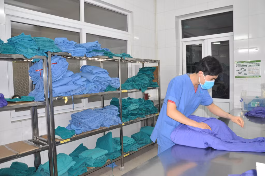 Quần áo, ga giường, bảo hộ ở Bệnh viện Bãi Cháy đều được khử khuẩn.