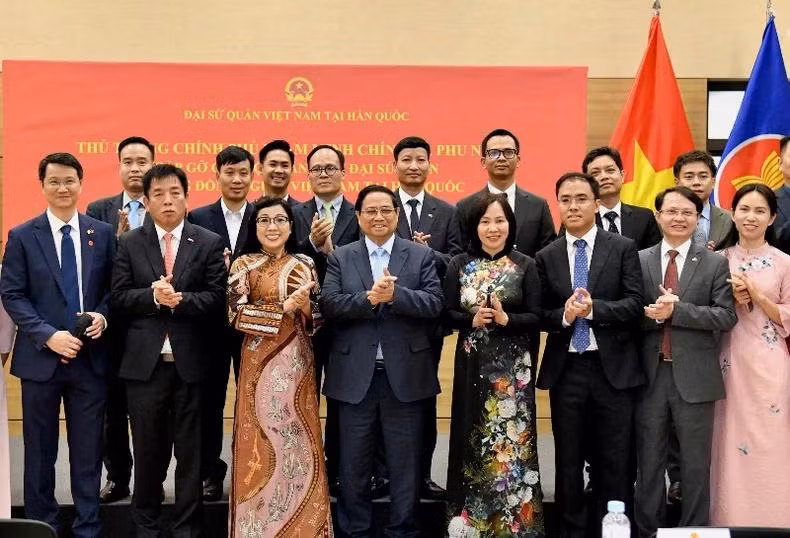 Thủ tướng Chính phủ Phạm Minh Chính và Phu nhân chụp ảnh lưu niệm với lãnh đạo, cán bộ, nhân viên Đại sứ quán Việt Nam tại Hàn Quốc.