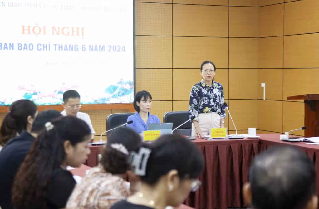 Lãnh đạo Sở Thông tin và Truyền thông tỉnh phát biểu tại hội nghị