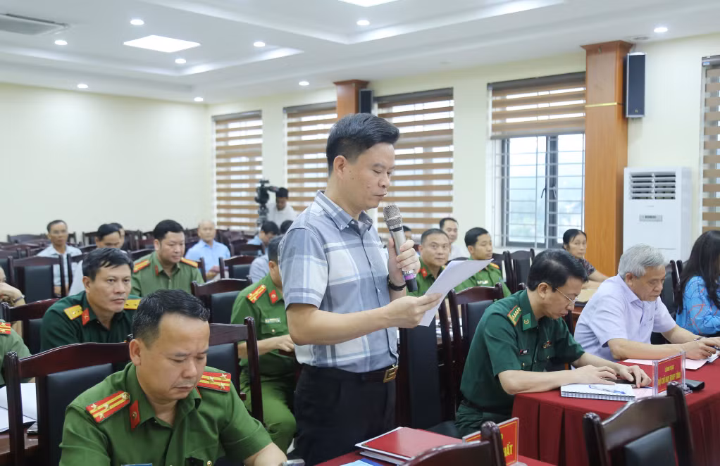 Lãnh đạo xã Thống Nhất báo cáo về mô hình an ninh cơ sở trên địa bàn.
