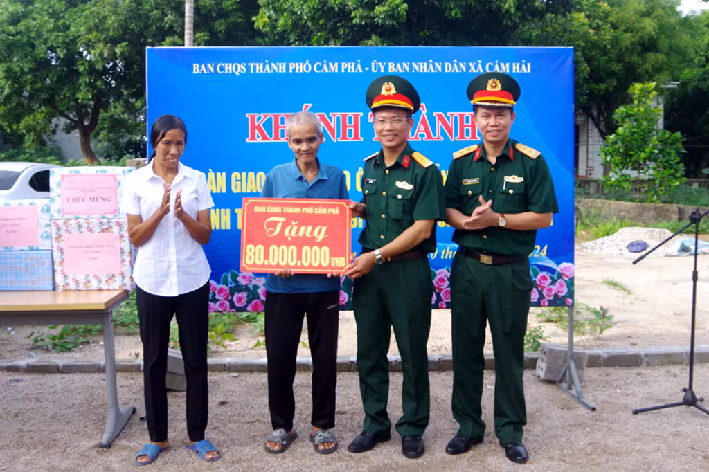 Lãnh đạo Ban CHQS TP Cẩm Phả trao kinh phí xây “Nhà tình nghĩa” cho gia đình ông Nguyễn Văn Hòa.
