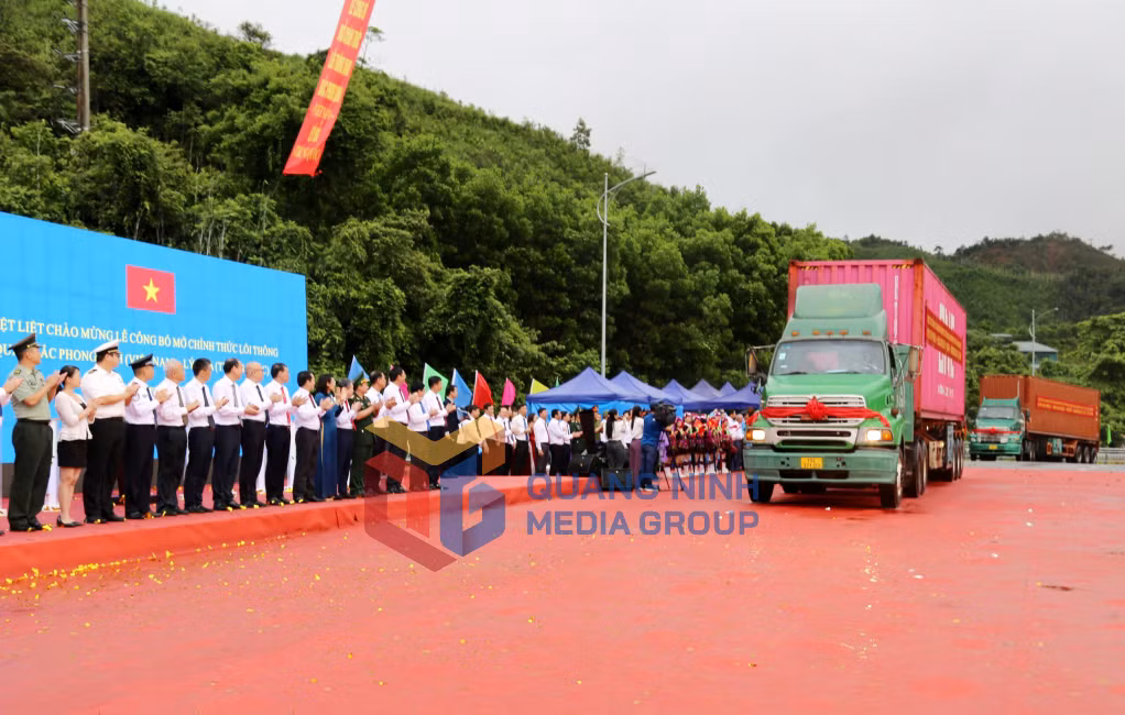 Xe hàng xuất, nhập khẩu thông quan qua lối thông quan Bắc Phong Sinh (Việt Nam) - Lý Hỏa (Trung Quốc) (6-2024). Ảnh: Mạnh Trường