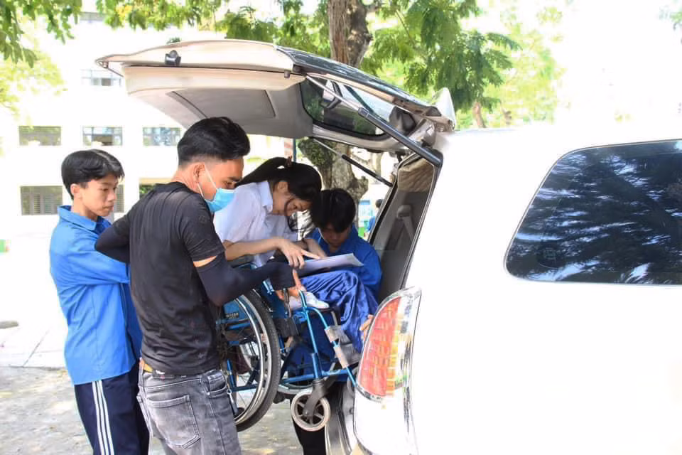 Các lực lượng hỗ trợ thí sinh di chuyển tới điểm thi Trường THPT Bạch Đằng (TX Quảng Yên).
