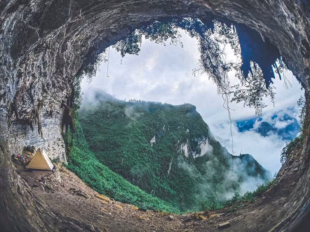 Vách đá trắng trở thành điểm cắm trại độc đáo của du khách khi đến Hà Giang. Ảnh: Hà Anh Khoa